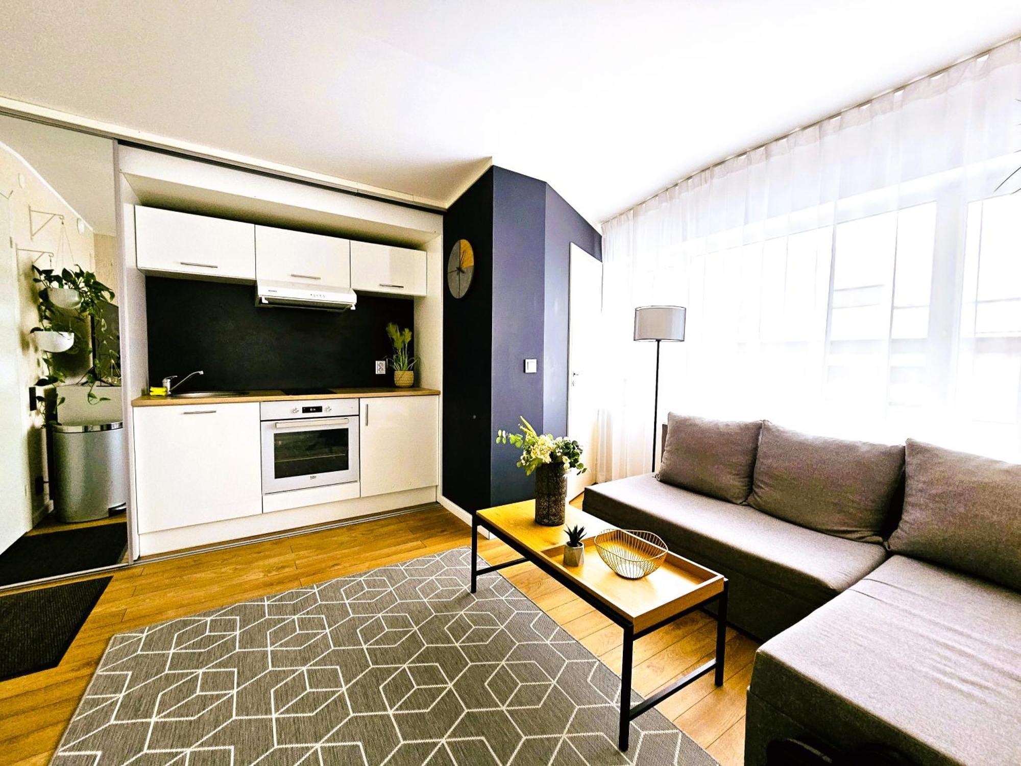 Cofy - Centrally Located, Quiet District, Air-conditioning, Free Parking, 24-7 Express Check-in-out, Close To Sea And Everything Need For Living!