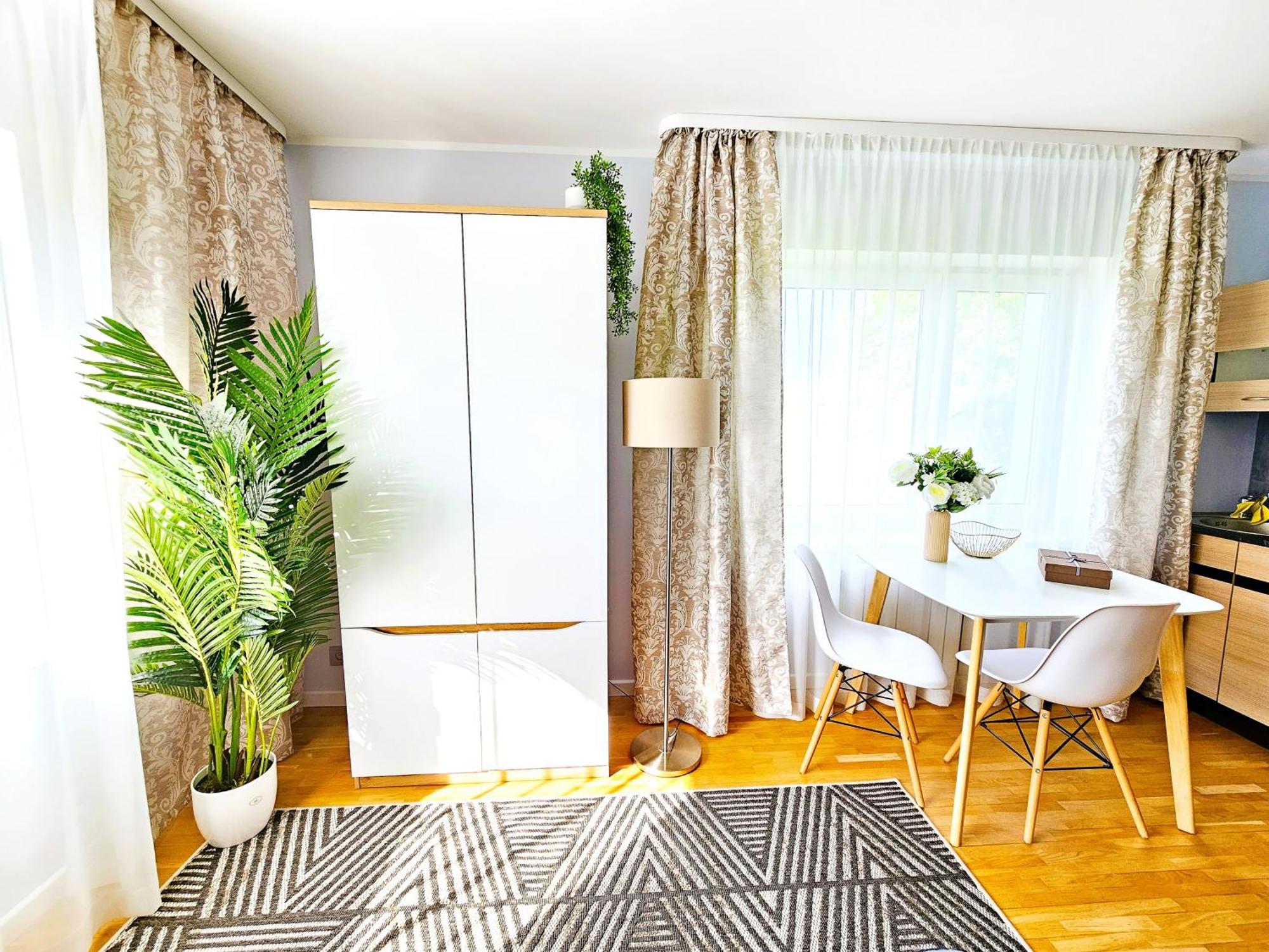Cofy - Centrally Located, Quiet District, Air-conditioning, Free Parking, 24-7 Express Check-in-out, Close To Sea And Everything Need For Living!